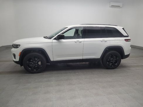 Used 2023 Jeep Grand Cherokee Limited w/ Black Appearance Package AWD/4WD image 2