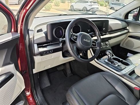 Used 2024 Kia Carnival LX FWD image 3