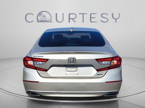 Used 2018 Honda Accord Touring image 4