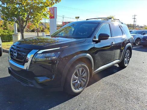 Certified 2025 Nissan Pathfinder SV image 10