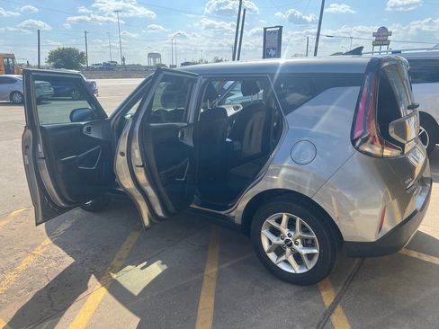 Used 2023 Kia Soul LX w/ LX Technology Package FWD image 10