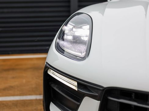 Certified 2023 Porsche Macan image 13