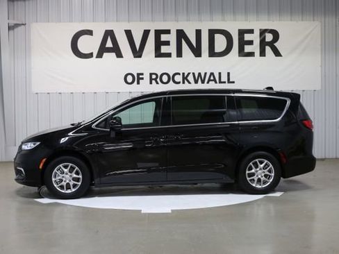 Used 2025 Chrysler Pacifica Select image 4