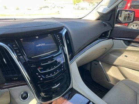 Used 2015 Cadillac Escalade Luxury AWD/4WD image 10