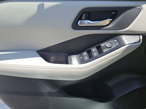 Used 2024 Nissan Rogue SV FWD image 16