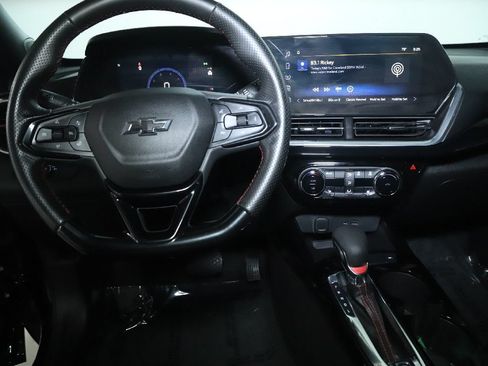 Used 2025 Chevrolet Trax RS w/ Sunroof Package FWD image 28