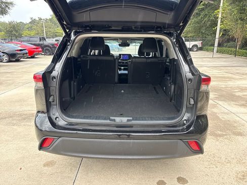 Used 2023 Toyota Highlander XLE FWD image 30