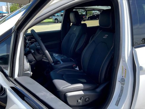 New 2026 Chrysler Pacifica Select w/ S Appearance Package FWD image 9