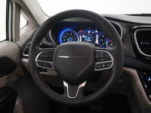 Used 2022 Chrysler Pacifica Touring-L w/ Uconnect Theater Family Group FWD image 18