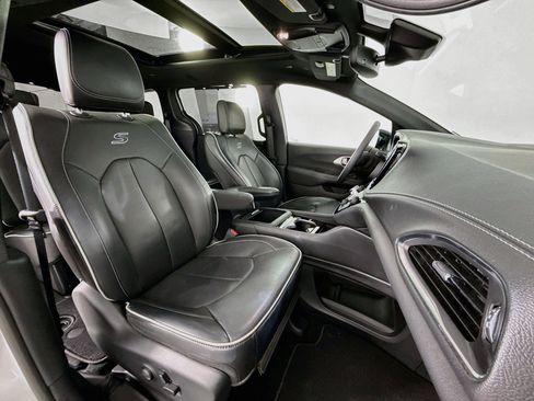 Used 2024 Chrysler Pacifica Limited w/ S Appearance Package FWD image 28