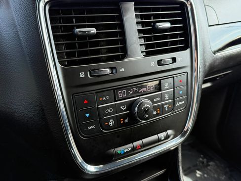 Used 2018 Dodge Grand Caravan SXT w/ Driver Convenience Group FWD image 36