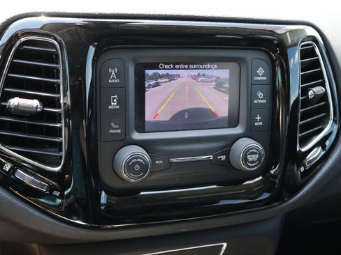 Used 2018 Jeep Compass Latitude FWD image 31