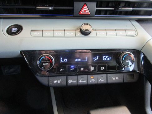 Used 2025 Hyundai Elantra Limited image 35