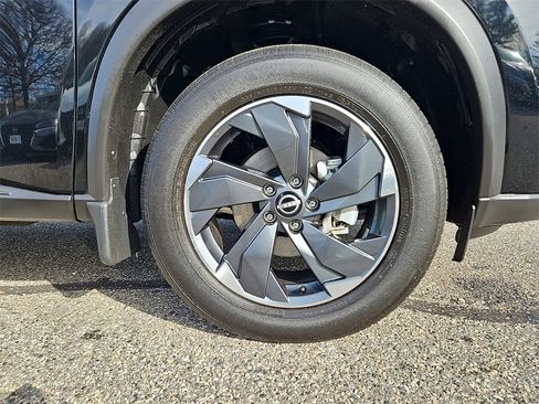 Certified 2024 Nissan Rogue SV image 32
