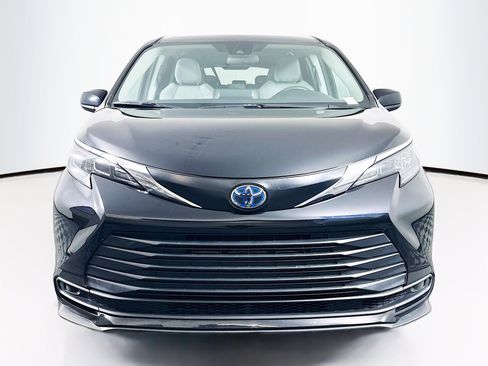 Used 2024 Toyota Sienna LE image 2