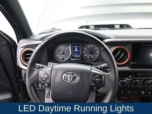 Used 2017 Toyota Tacoma TRD Sport AWD/4WD image 17