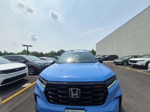 Used 2025 Honda Pilot TrailSport image 2