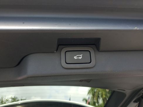 Used 2019 Land Rover Discovery SE image 9