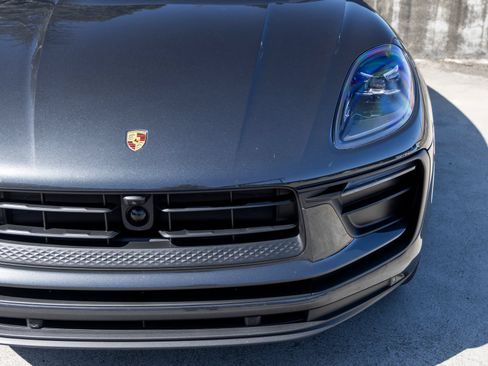 Certified 2023 Porsche Macan AWD/4WD image 17