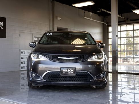 Used 2020 Chrysler Pacifica Limited FWD image 3