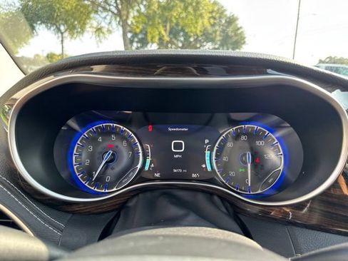 Used 2023 Chrysler Pacifica Limited FWD image 23
