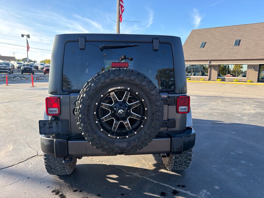 Used 2018 Jeep Wrangler Unlimited Sahara AWD/4WD image 3