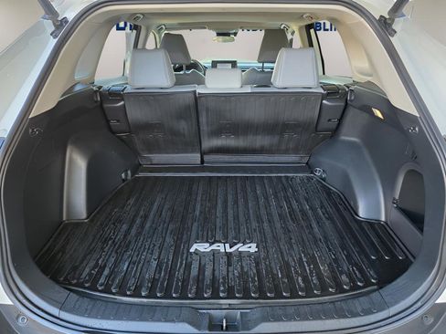 Used 2022 Toyota RAV4 XLE Premium image 14