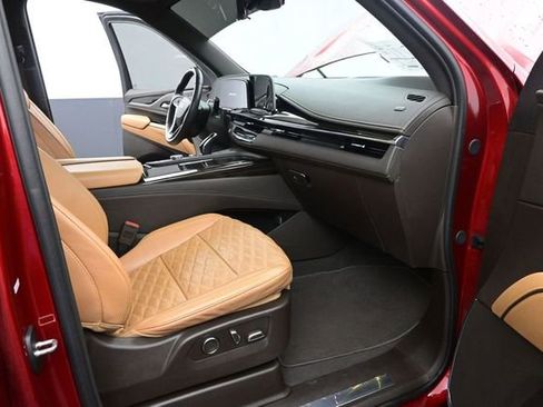 Used 2024 Cadillac Escalade Premium Luxury AWD/4WD image 19