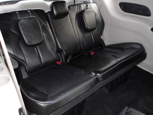 Used 2018 Chrysler Pacifica Limited w/ Tire & Wheel Group image 31