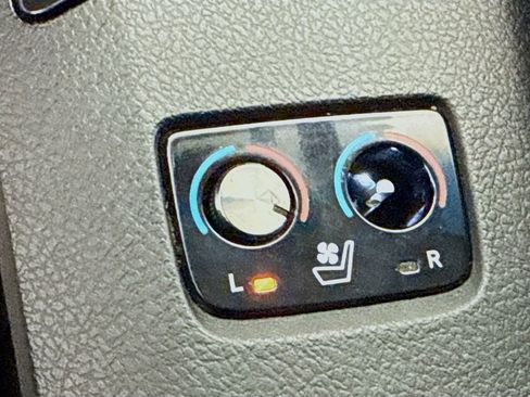 Used 2015 Toyota Avalon Limited image 18