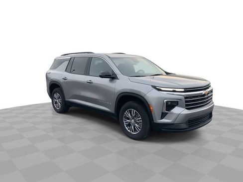 Used 2025 Chevrolet Traverse LT w/ Driver Confidence Package FWD image 2