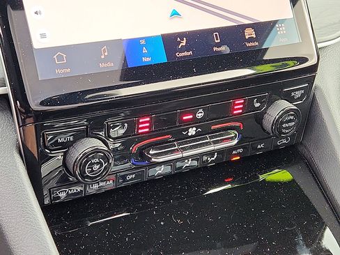 Certified 2025 Jeep Grand Cherokee Limited image 17