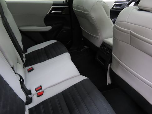 New 2025 Mitsubishi Outlander SE image 24