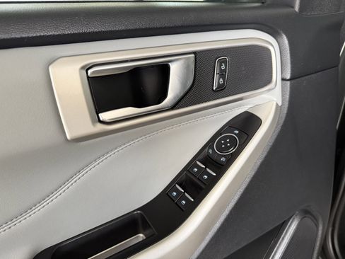 Used 2022 Ford Explorer XLT w/ Equipment Group 202A image 16