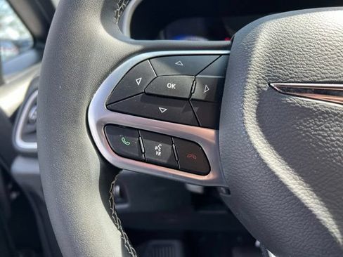 Used 2025 Chrysler Pacifica Select w/ Uconnect Theater Family Group AWD/4WD image 14