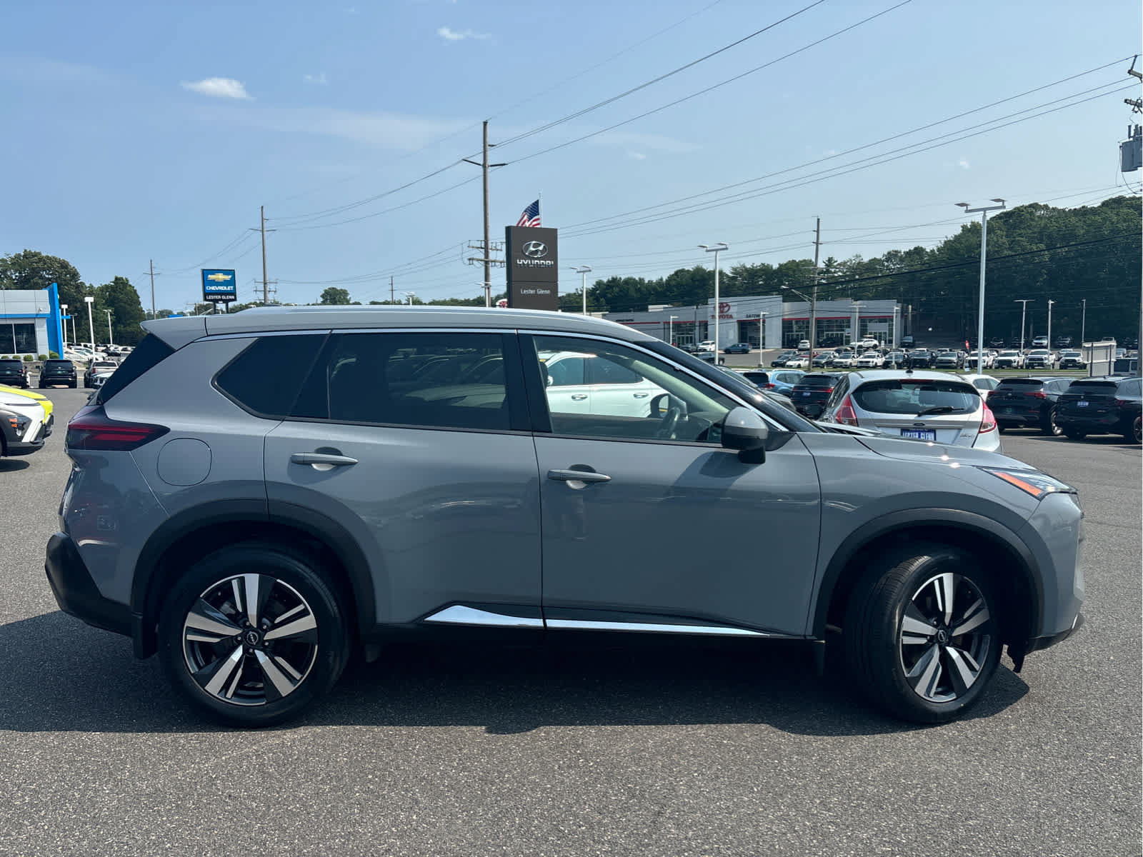 Used 2023 Nissan Rogue SL AWD/4WD image 2