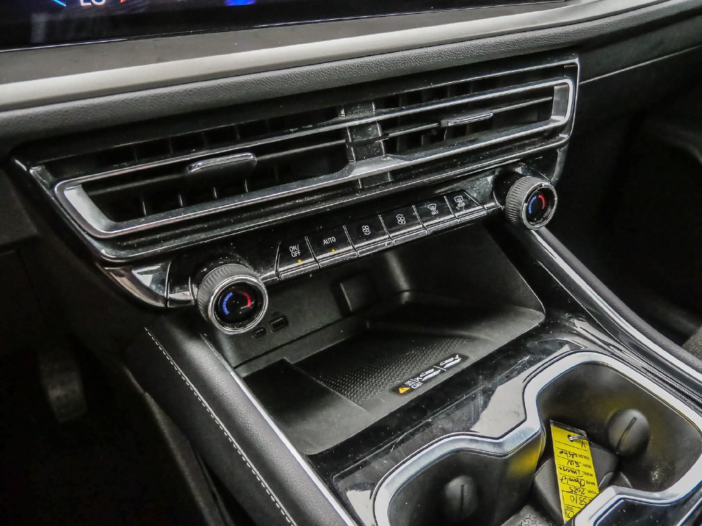 Used 2025 Chevrolet Traverse LT FWD image 32