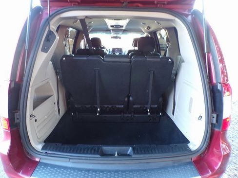 Used 2014 Chrysler Town & Country Touring image 7