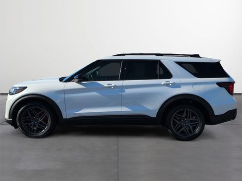 Used 2025 Ford Explorer ST image 3