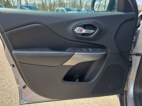 Used 2020 Jeep Cherokee Latitude Plus w/ Cold Weather Group AWD/4WD image 25