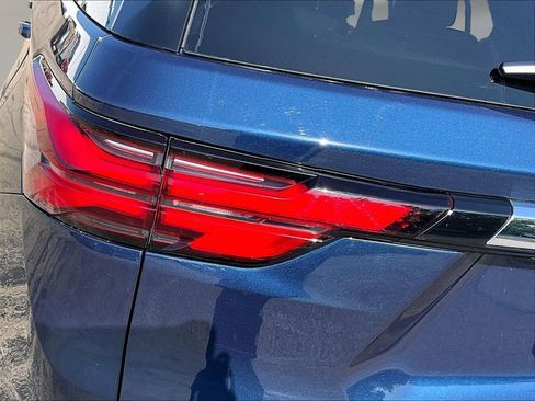 Used 2023 Chevrolet Traverse LT w/ LT Premium Package AWD/4WD image 26