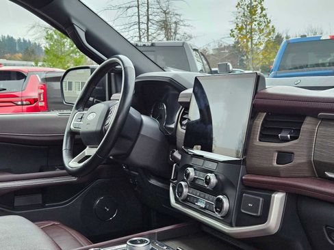 Used 2022 Ford Expedition Limited image 12