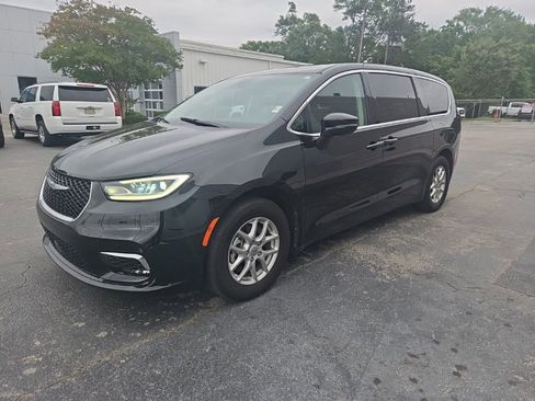 Used 2024 Chrysler Pacifica Touring-L FWD image 1