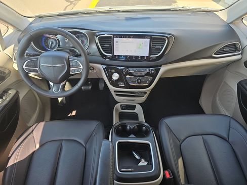 Used 2024 Chrysler Pacifica Touring-L FWD image 28