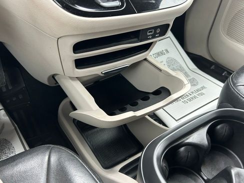 Used 2017 Chrysler Pacifica Touring-L image 32