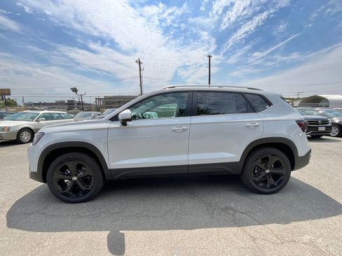 New 2025 Volkswagen Taos SEL image 5