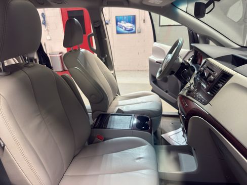 Used 2012 Toyota Sienna XLE w/ Entertainment Pkg FWD image 23