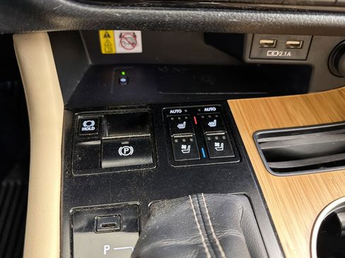 Certified 2022 Lexus RX 350L Premium w/ Premium Package image 19