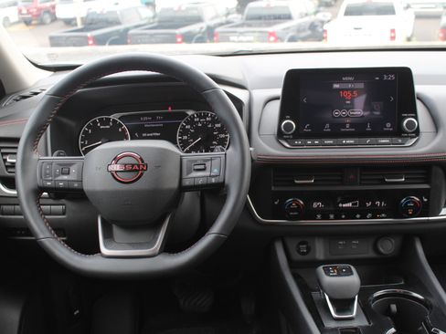 Used 2025 Nissan Rogue SV AWD/4WD image 15