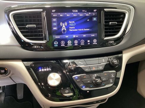 Used 2018 Chrysler Pacifica Touring Plus FWD image 14